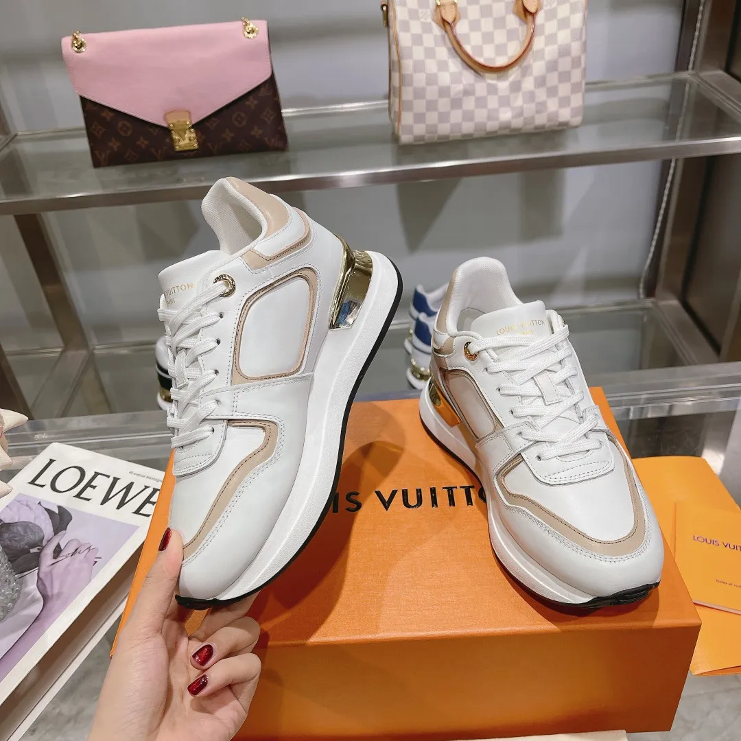 [L Family] P: 760💰Size 35-42 for women, 39-46 for men, (41.42 for women, 45.46 for men, customized) .LV Donkey Brand 🔥🔥LOUIS VUITTON Louis Vuitton's official website synchronizes the 2025 autumn and winter couple's models, which are now on the market, this Neo Run Away sneakers are inspired by running shoes, integrating LV's iconic must-have shoes into the trend. This version is a 1:1 replica of the original version. It is made of two-tone calfskin to highlight its simple lines and unique wedge outsole. Key details include the LV initials on the side and an engraved gold heel stabilizer on the back plus a 2cm hidden insole.